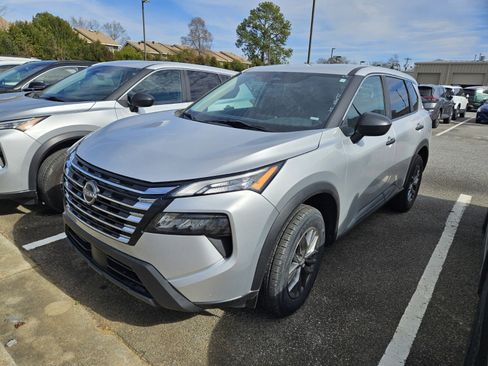 Used 2024 Nissan Rogue S image 3