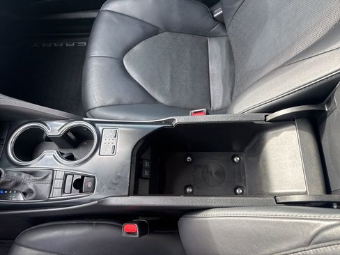 Used 2020 Toyota Camry XSE w/ Navigation Package image 21