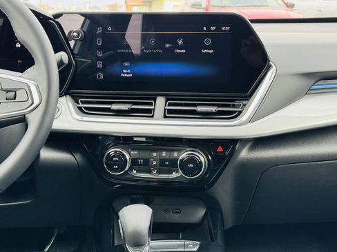 Used 2025 Chevrolet Trax LT w/ LT Convenience Package image 18