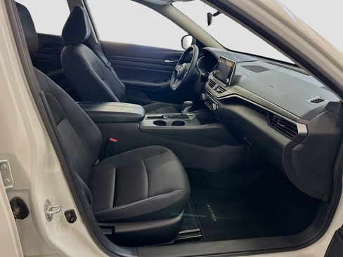 Used 2025 Nissan Altima 2.5 SV FWD image 31