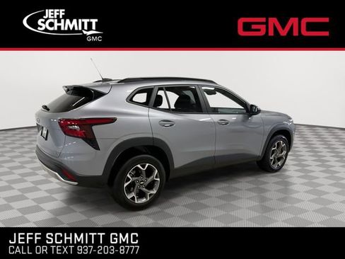 Certified 2025 Chevrolet Trax LT w/ LT Convenience Package FWD image 9