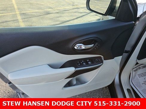 Used 2019 Jeep Cherokee Limited image 18