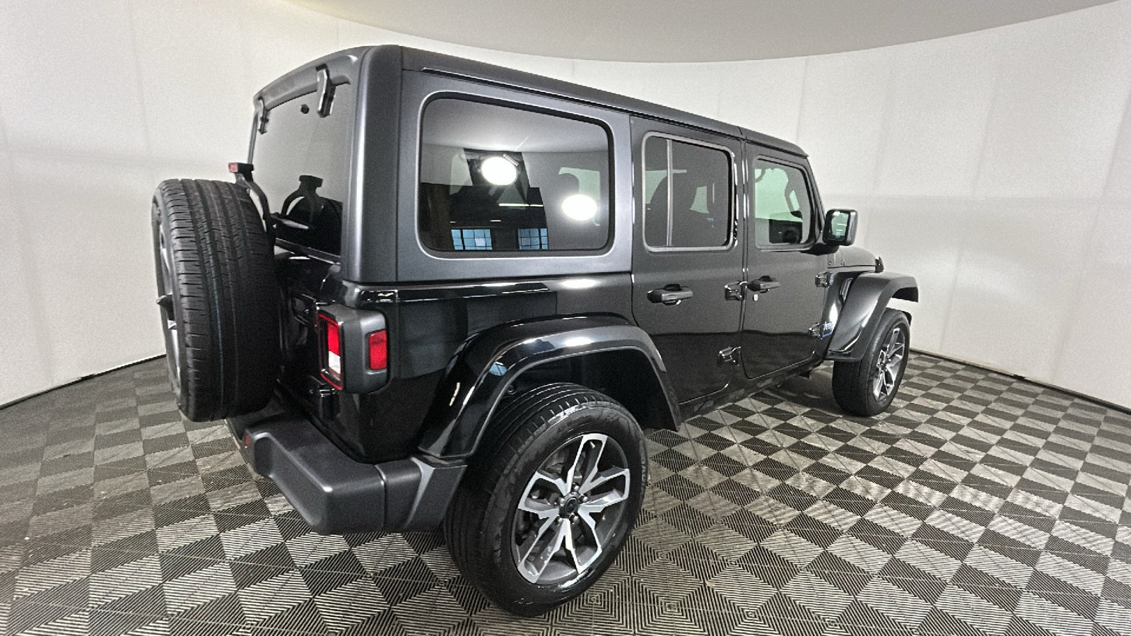Used 2024 Jeep Wrangler Unlimited w/ Convenience Group AWD/4WD image 3