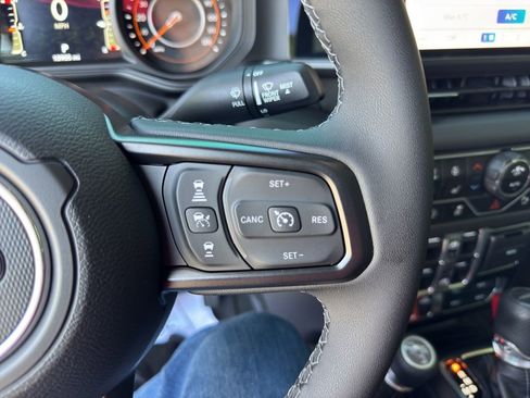 Used 2025 Jeep Gladiator Mojave AWD/4WD image 29
