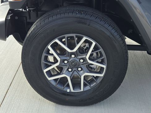 Used 2025 Jeep Wrangler Sahara image 12