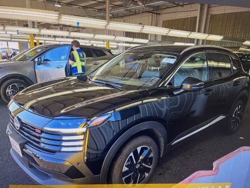 Used 2025 Nissan Kicks SR image 16