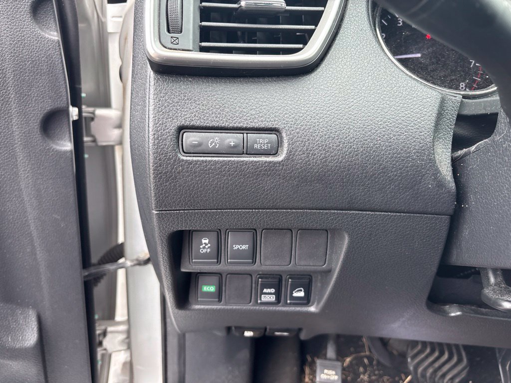 Used 2016 Nissan Rogue SV AWD/4WD image 13