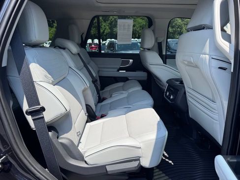 Used 2025 Ford Expedition Platinum w/ Platinum Ultimate Package AWD/4WD image 31