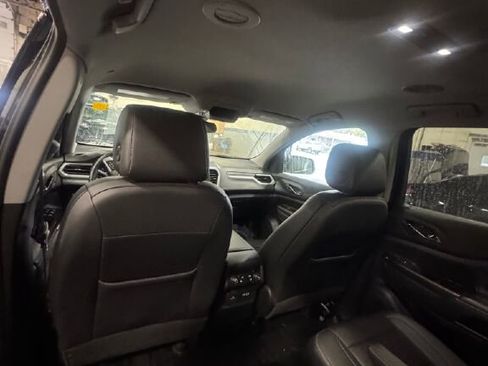 Used 2023 GMC Acadia SLT w/ Preferred Package image 17