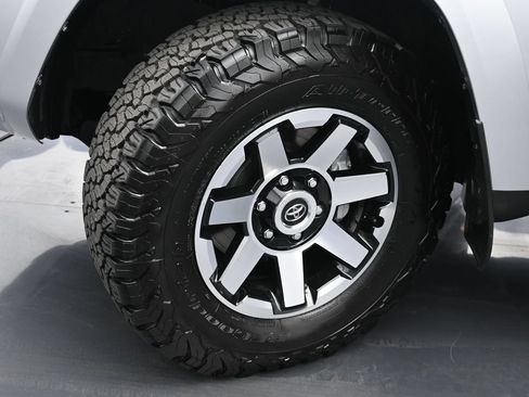 Used 2022 Toyota 4Runner TRD Off-Road Premium AWD/4WD image 18