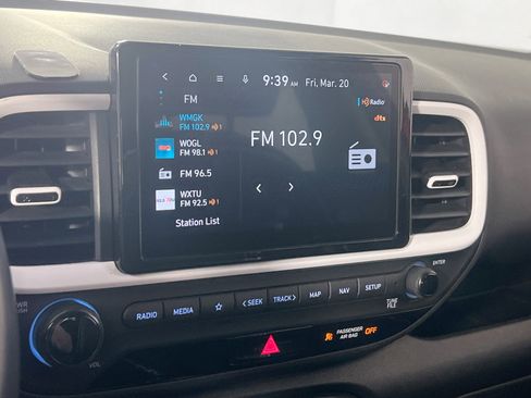 Used 2023 Hyundai Venue Limited image 15