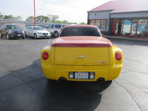 Used 2004 Chevrolet SSR w/ Preferred Equipment Group RWD image 4