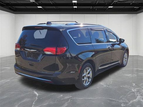 Used 2020 Chrysler Pacifica Touring-L image 5