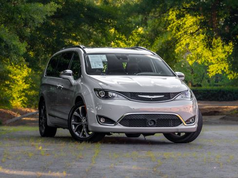 Used 2017 Chrysler Pacifica Limited FWD image 1