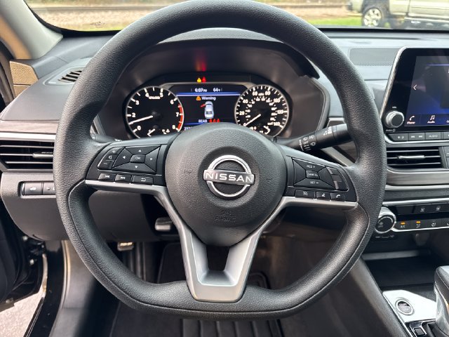 Used 2025 Nissan Altima 2.5 SV FWD image 15