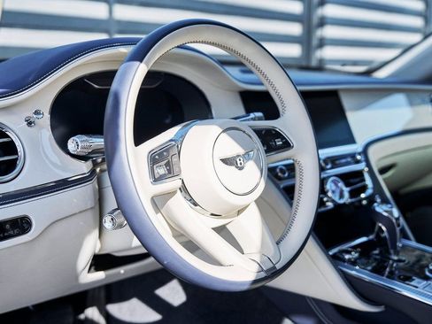 Used 2024 Bentley Flying Spur V8 image 35