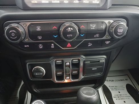 Used 2020 Jeep Wrangler Unlimited Sahara w/ Uconnect 4C Nav & Sound Group image 17