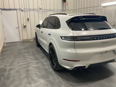 Used 2024 Porsche Cayenne AWD/4WD image 23