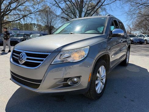 Used 2011 Volkswagen Tiguan SE image 1