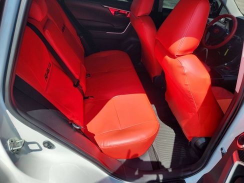 Used 2019 Toyota RAV4 LE FWD image 20