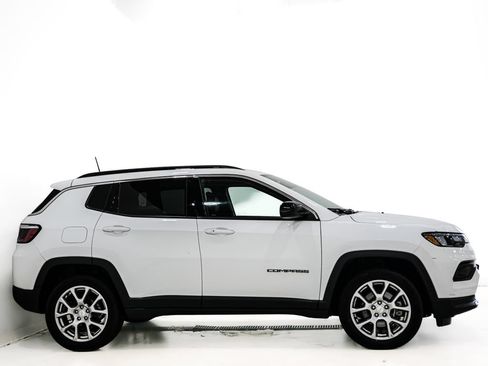 Used 2023 Jeep Compass Latitude w/ Sun and Sound Group AWD/4WD image 5