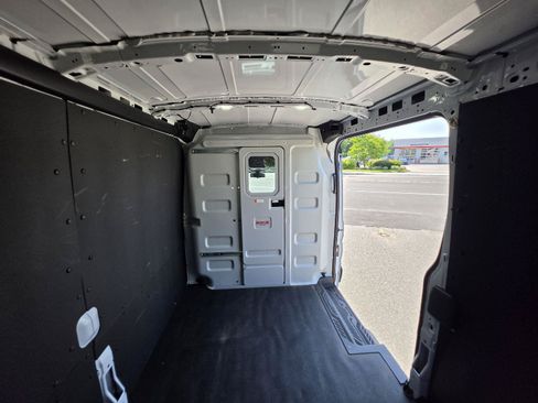 Used 2025 Ford Transit 250 148 Medium Roof Extended AWD w/ Exterior Upgrade Package image 18