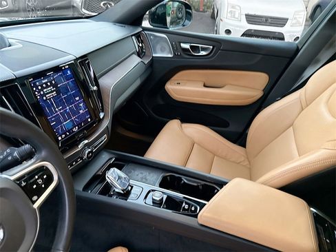 Used 2022 Volvo XC60 B6 Inscription w/ Advanced Package image 26