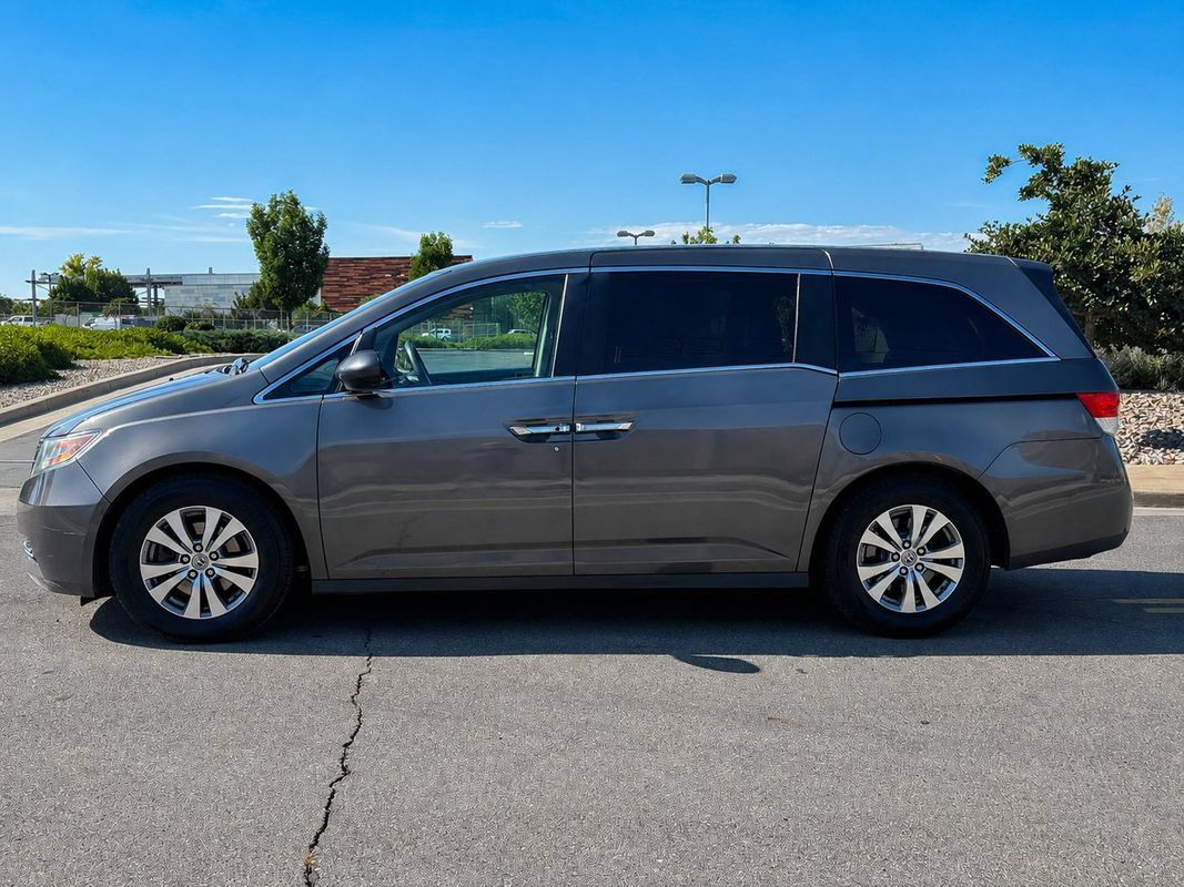 Used 2017 Honda Odyssey SE image 2