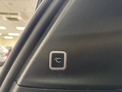 Used 2022 Chrysler Pacifica Touring-L w/ Uconnect Theater Family Group image 18