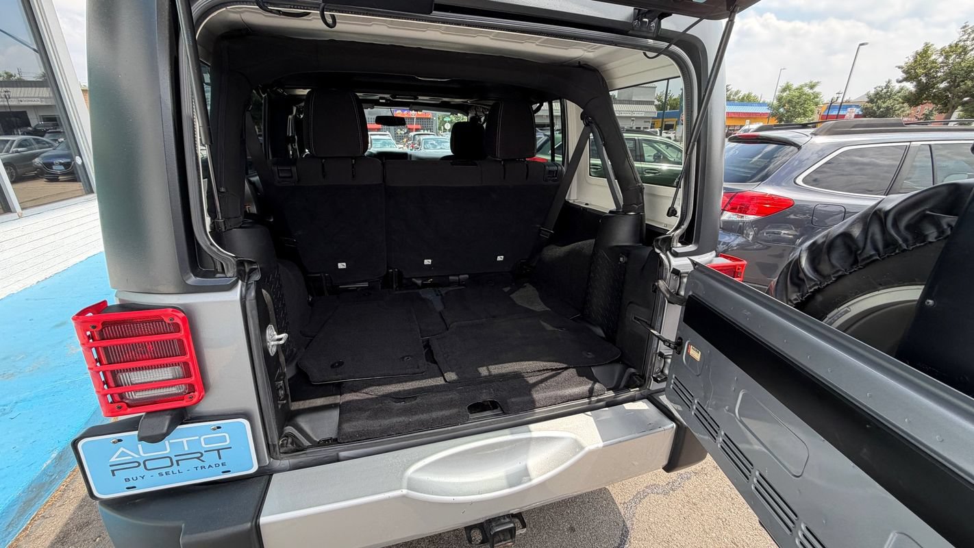 Used 2015 Jeep Wrangler Unlimited Sahara w/ Connectivity Group AWD/4WD image 11