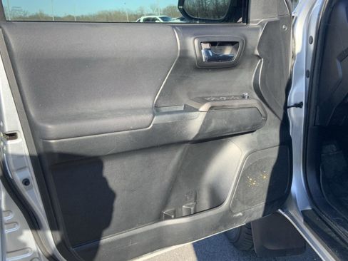 Used 2017 Toyota Tacoma TRD Off-Road image 23