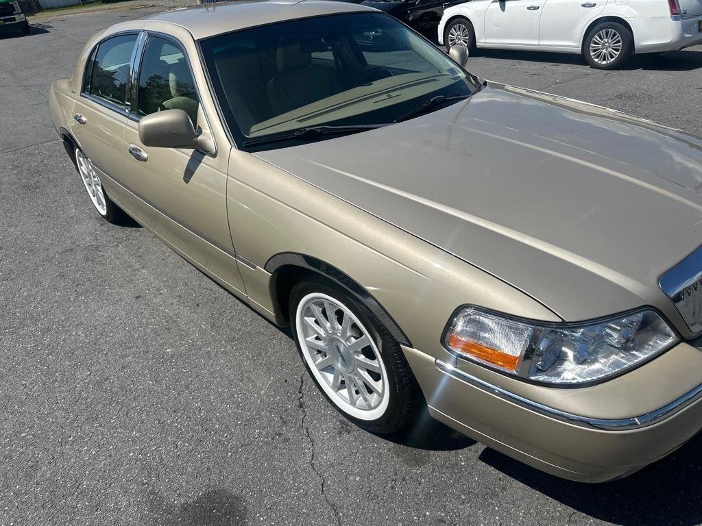Used 2006 Lincoln Town Car Signature RWD image 8