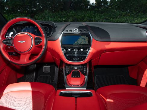 Used 2023 Aston Martin DBX image 19