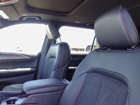 New 2025 Jeep Grand Cherokee L Altitude image 12