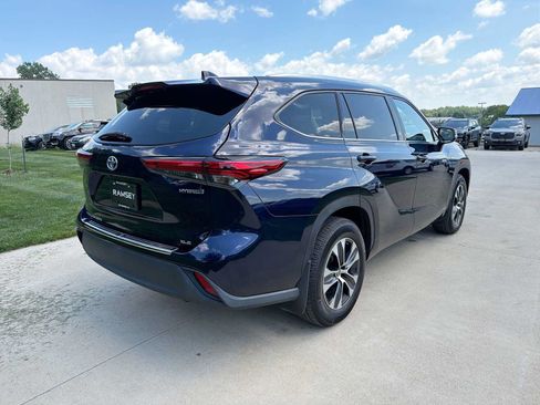 Used 2021 Toyota Highlander XLE AWD/4WD image 6