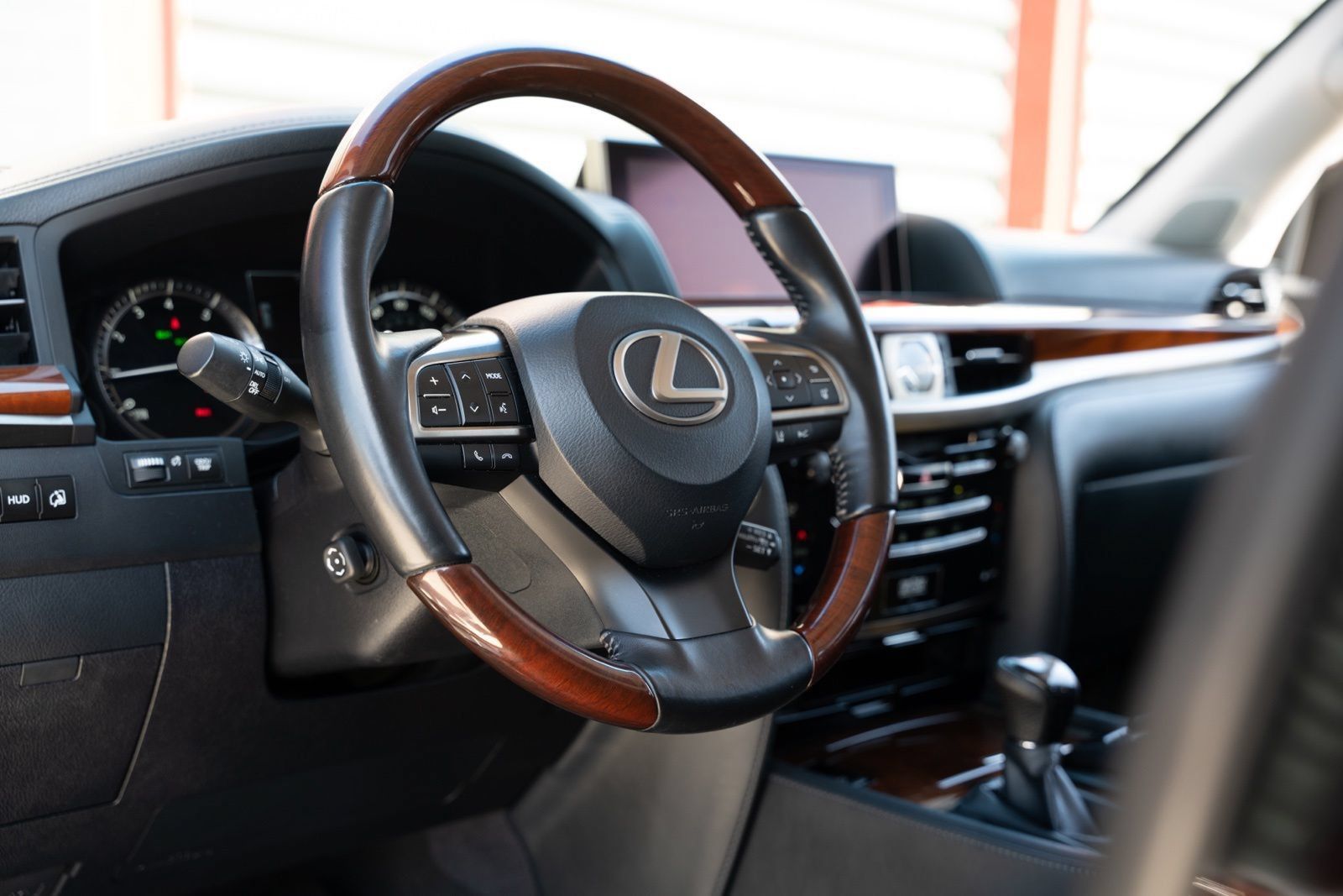 Used 2019 Lexus LX 570 4WD w/ Luxury Package image 17