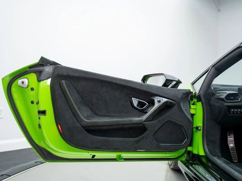 Used 2019 Lamborghini Huracan Performante AWD/4WD image 35