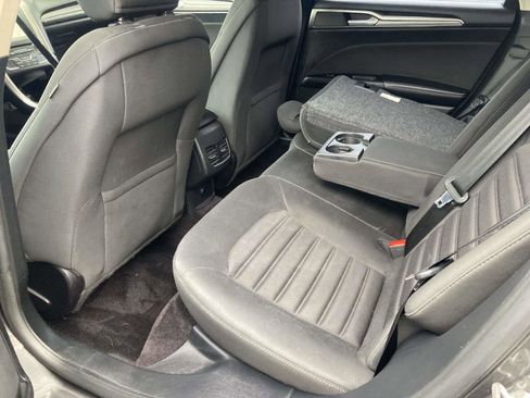 Used 2017 Ford Fusion SE w/ Fusion SE Technology Package image 14