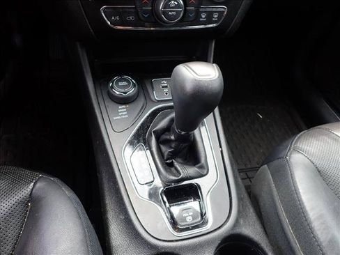 Used 2019 Jeep Cherokee Limited w/ Trailer Tow Group AWD/4WD image 18