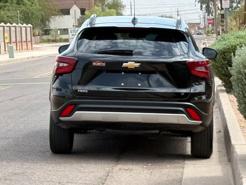 Used 2025 Chevrolet Trax LT FWD image 5