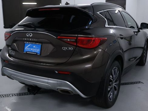 Used 2018 INFINITI QX30 Premium w/ Navigation Package image 7