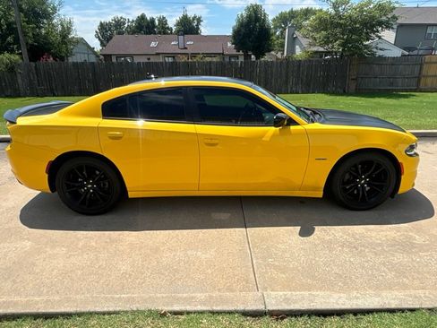 Used 2017 Dodge Charger R/T w/ Plus Group RWD image 4