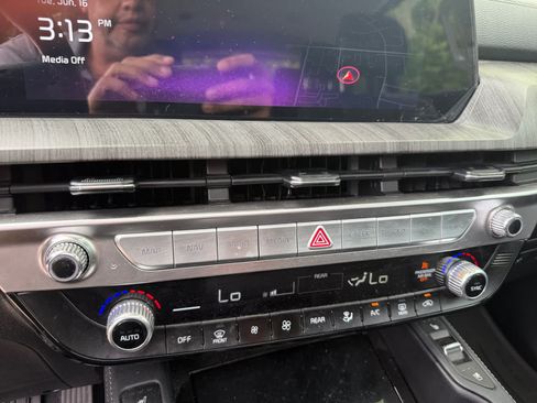 Used 2025 Kia Telluride EX FWD image 17