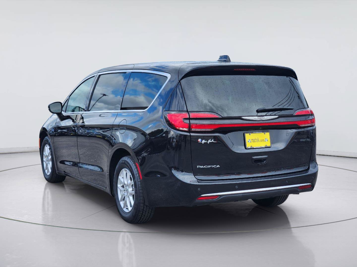 Used 2024 Chrysler Pacifica Touring-L FWD image 7