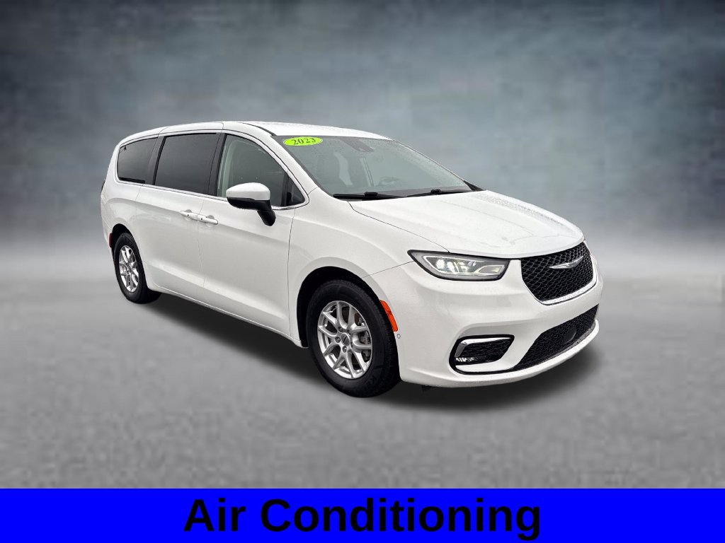 Used 2023 Chrysler Pacifica Touring-L FWD image 4