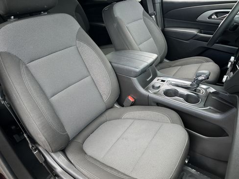 Used 2023 Chevrolet Traverse LT FWD image 9