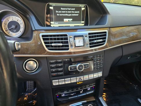 Used 2014 Mercedes-Benz E 550 4MATIC Sedan image 24