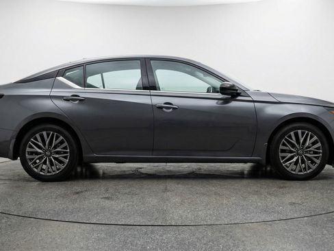 Used 2025 Nissan Altima 2.5 SV FWD image 11