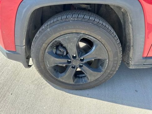 Used 2021 Jeep Compass Latitude FWD image 2