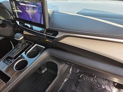 Used 2025 Toyota Sienna Platinum image 21